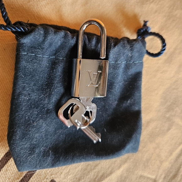 NWOT COA LV Silver lock and 2 keys #448 - Picture 2 of 6